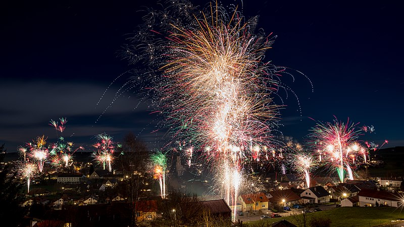 800px-Fireworks_on_New_Year's_Eve_in_a_small_Swabian_village_(1),_brightened