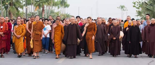 Thai_plum_village_01